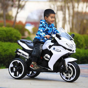 Les enfants roulent en moto électrique âgés de 3 à 8 ans