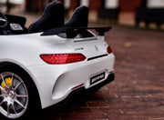 Mercedes Benz AMG GTR 12v 2 places roule sur des enfants sur la voiture avec une télécommande blanche